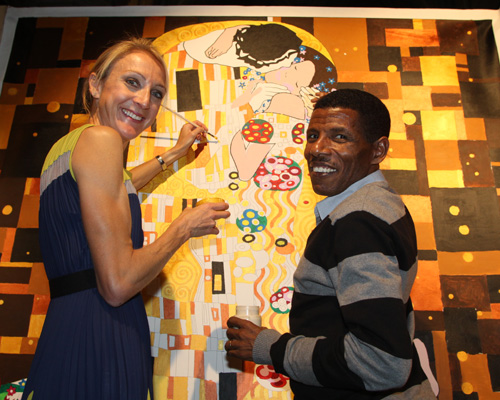 Haile Gebrselassie und Paula Radcliffe vor dem fast fertigen Kuss-Bild. Bild: VCM / Jean-Pierre Durand