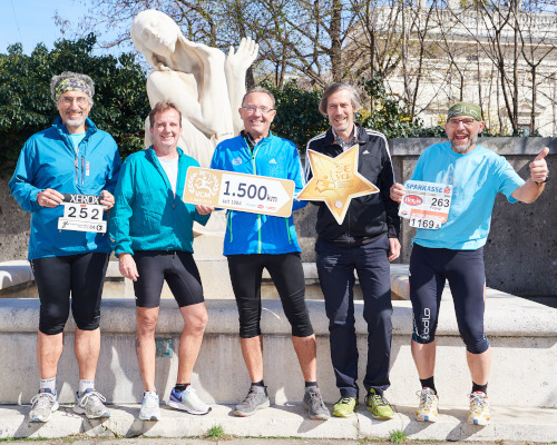 V.l.: Rainer Kalliany (mit Startnummer von 1984), Bernhard Bruckner, Gerhard Tomeczek, Michael Reichetzeder, Franz Gschiegl (mit Startnummer von 2018) beim Schubertbrunnen in Wien. Nicht am Bild: Alfred Biela u. Erwin Reichetzeder. Bild: VCM / Leo Hagen