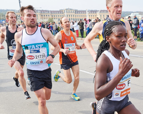 Fritjof Fagerlund aus Schweden (oranges Trikot, Nr. 1501), M45-Altersklassensieger beim VCM 2019 in 2:27:31. Bild: VCM / Leo Hagen