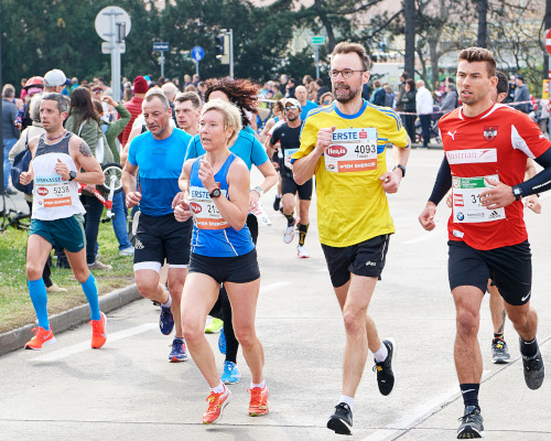 Helena Hallgren aus Schweden (blaues Trikot, Nr. 2135), W45-Altersklassensiegerin beim VCM 2019 in 3:04:13. Bild: VCM / Leo Hagen
