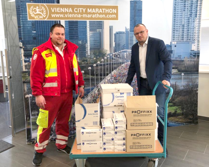 VCM spendet 3500 Stück Handschuhe an Samariterbund, die bei den Verpflegstellen verwendet worden wären