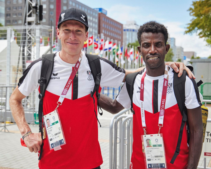 Peter Herzog und Lemawork Ketema beim Olympiamarathon in Sapporo. Bild: ÖLV / Johannes Langer