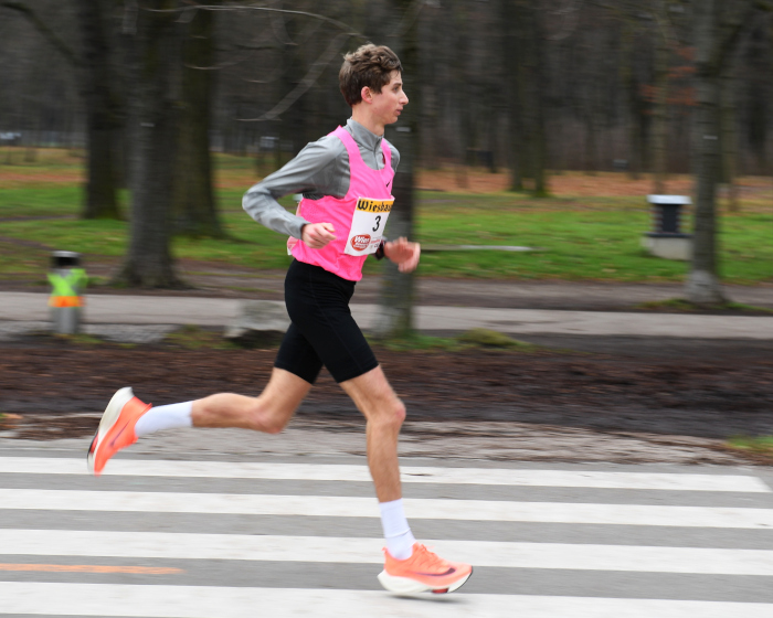 Timon Theuer in der Prater Hauptallee bei den Marathon-Staatsmeisterschaften 2020. Bild: ÖLV / Alfred Nevsimal