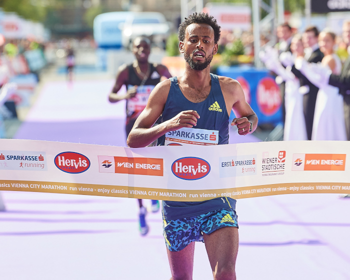 Derara Hurisa, im Hintergrund Leonard Langat. Bild: VCM / Leo Hagen