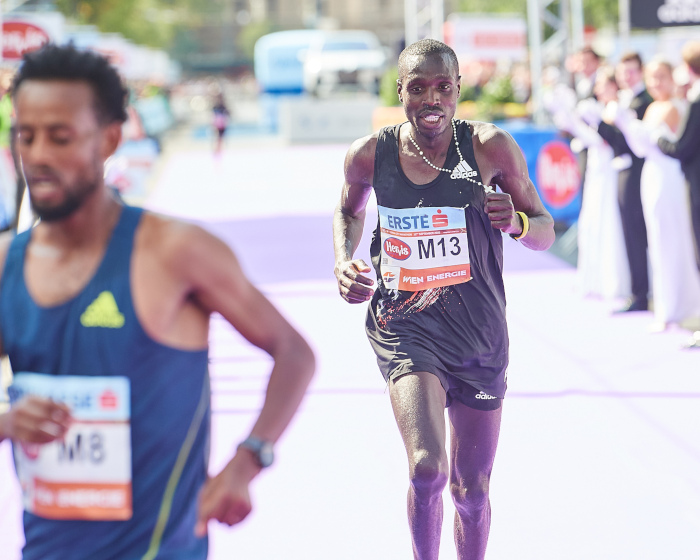 Leonard Langat, im Vordergrund Derara Hurisa. Bild: VCM / Leo Hagen