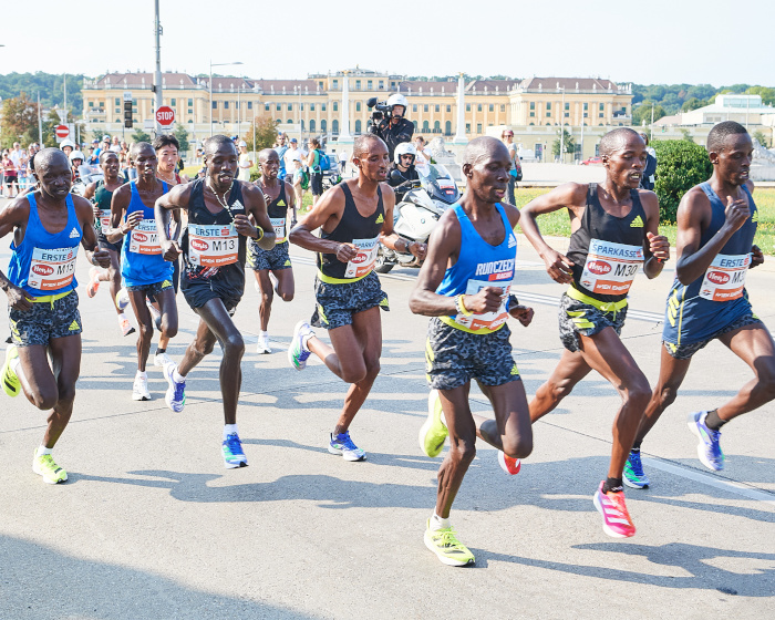 Spitzengruppe in Schönbrunn, Leonard Langat mit M13. Bild: VCM / Leo Hagen