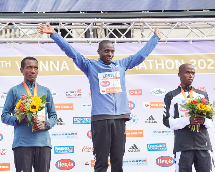 Leonard Langat jubelt, links Betesfa Getahun (ETH, 2.), rechts Edwin Kosgei (KEN, 3.). Bild: VCM / Leo Hagen