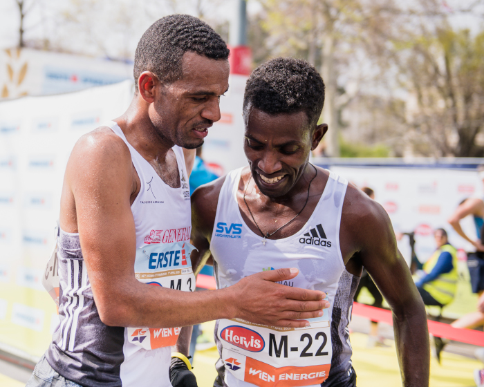 Lemawork Ketema mit dem Schweizer Läufer Tadesse Abraham. Bild: VCM / Jenia Symonds