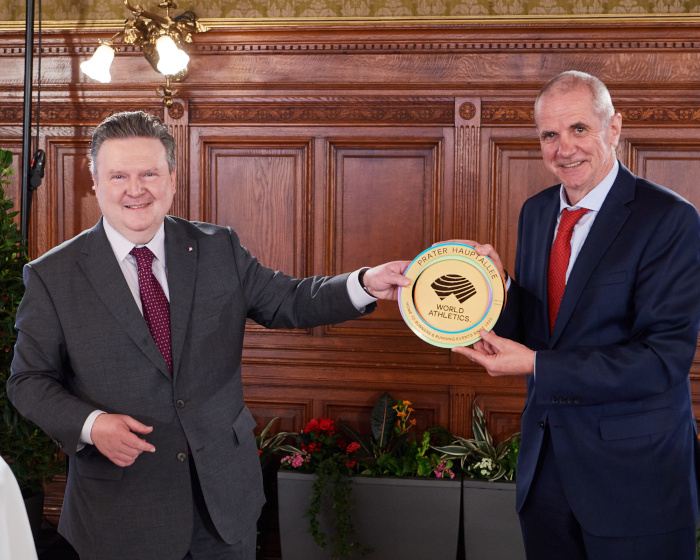 Bürgermeister Michael Ludwig und VCM-Veranstalter Wolfgang Konrad mit der World Athletics Heritage Plaque. Bild: VCM / Leo Hagen