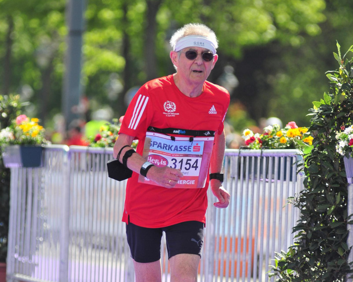 Gerhard Auner aus Wien, M75-Sieger Vienna City Marathon. Bild: FinisherPix
