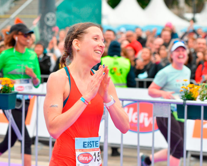 Bild: VCM / Herbert Neubauer - Zieleinlauf VCM 2022 von Anna Holzmann in 3:03:06, der schnellsten Nettozeit einer österreichischen Läuferin