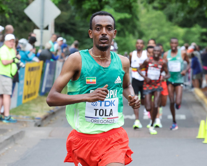 Weltmeister Tamirat Tola löste sich rund zehn Kilometer vor dem Ziel aus der Spitzengruppe. Foto: www.photorun.net