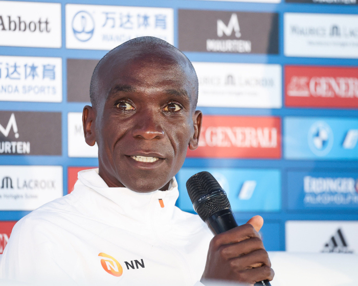 Eliud Kipchoge wollte auch bei der Pressekonferenz nicht verraten, welches Tempo er am Sonntag laufen wird. Foto: www.photorun.net