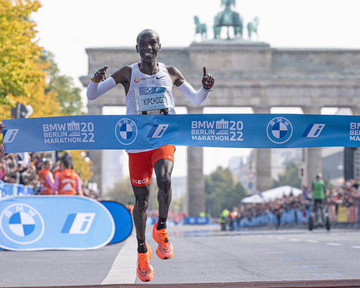 Eliud Kipchoge gewinnt mit Weltrkord den BMW BERLIN-MARATHON 2022. Bild: SCC EVENTS/camera4_Tilo Wiedensohler