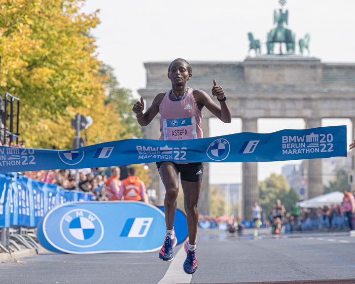Tigist Assefa siegt beim BMW BERLIN-MARATHON mit neuen Streckenrekord Bild: SCC EVENTS/camera4_Tilo Wiedensohler