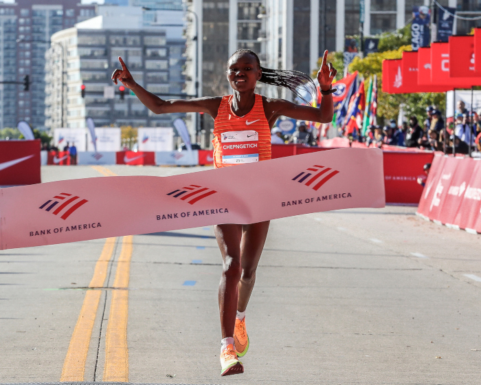 Ruth Chepngetich triumphierte beim Chicago-Marathon und verpasste dabei den Weltrekord um nur 14 Sekunden. Foto: Bank of America Chicago Marathon / Kevin Morris