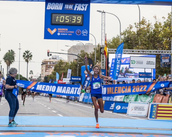 Bei ihrem ersten internationalen Straßenlauf gewann Konstanze Klosterhalfen auf Anhieb in Valencia. Bild: Valencia Halbmarathon Trinidad Alfonso Zurich