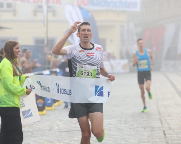 Andreas Vojta holt Halbmarathon-Staatsmeistertitel vor Dominik Stadlmann. Bild: Borealis Linz Marathon - Erwin Pils