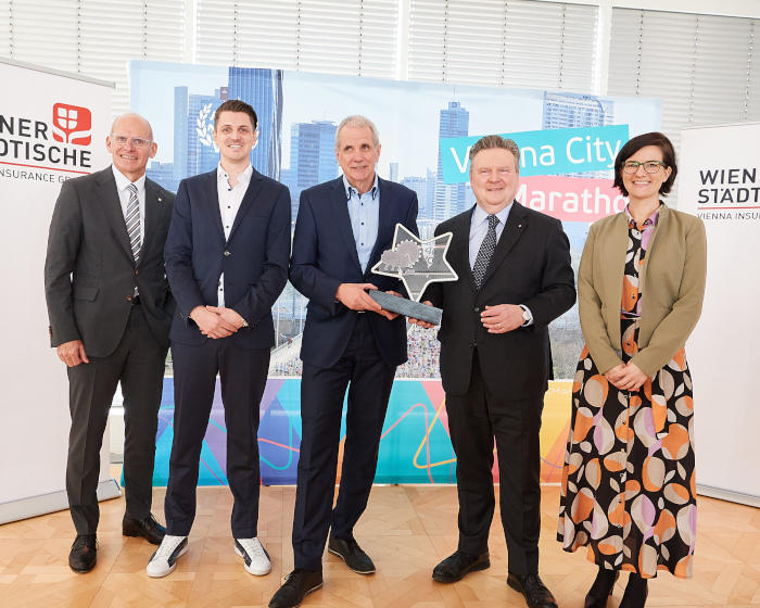 Mayor Michael Ludwig, Director Ralph Müller of Vienna Insurance Group with VCM team. Picture: VCM / Leo Hagen