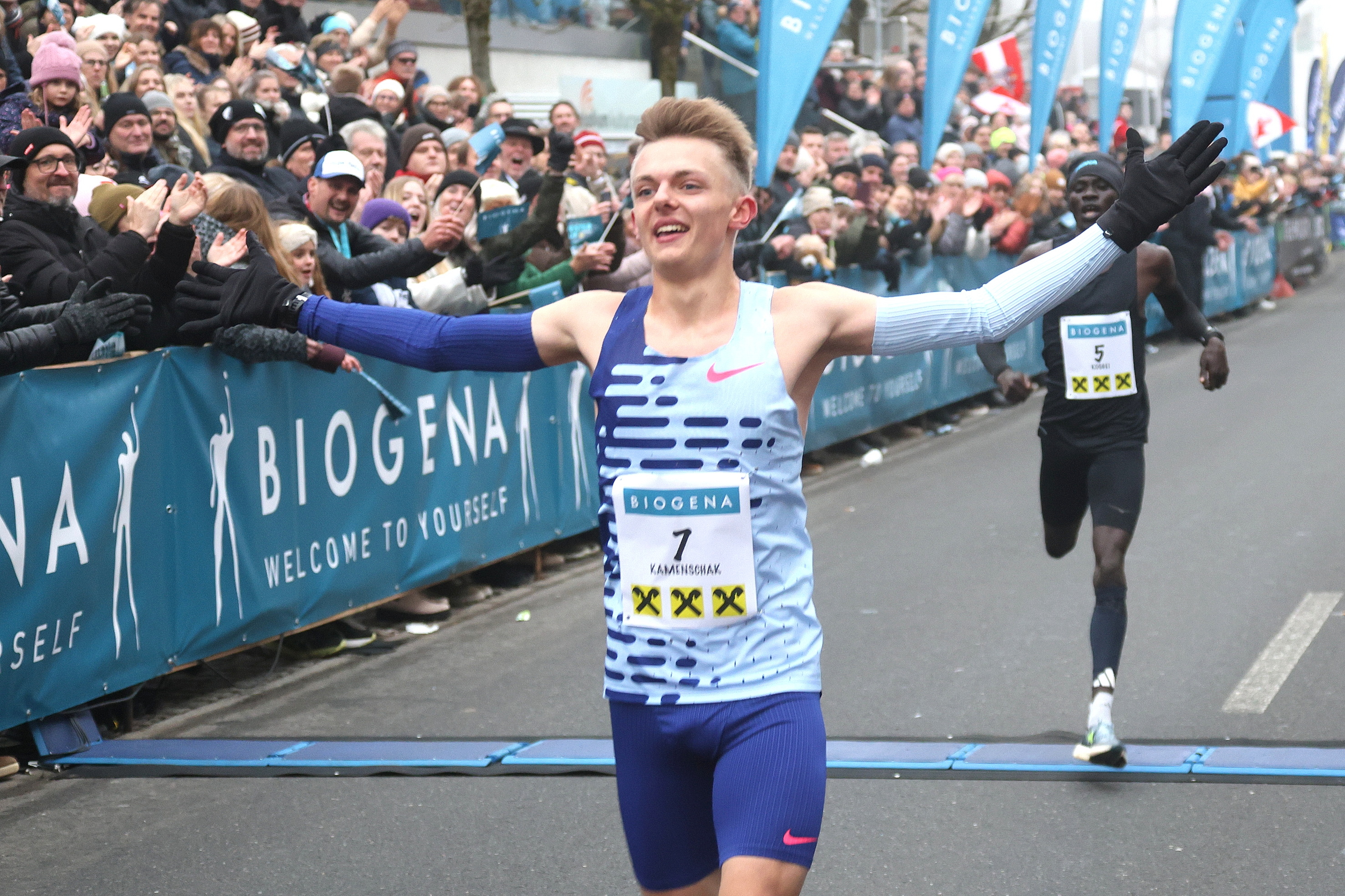 Kevin Kamenschak wird Dritter beim Silvesterlauf in Peuerbach. Bild: Andreas Maringer / eventfoto.at