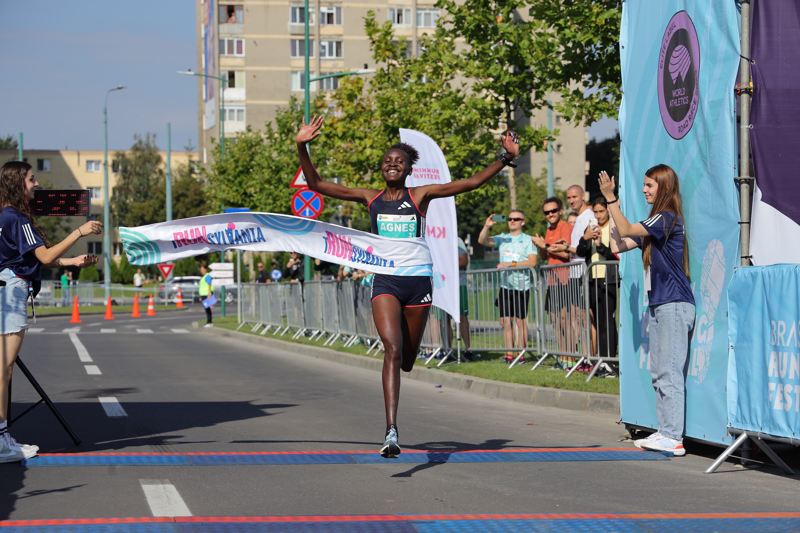 Agnes Ngetich, hier beim rumänischen Brasov Running Festival im vergangenen September, lief als erste Frau über 10 km unter 29 Minuten. Foto: Brasov Running Festival