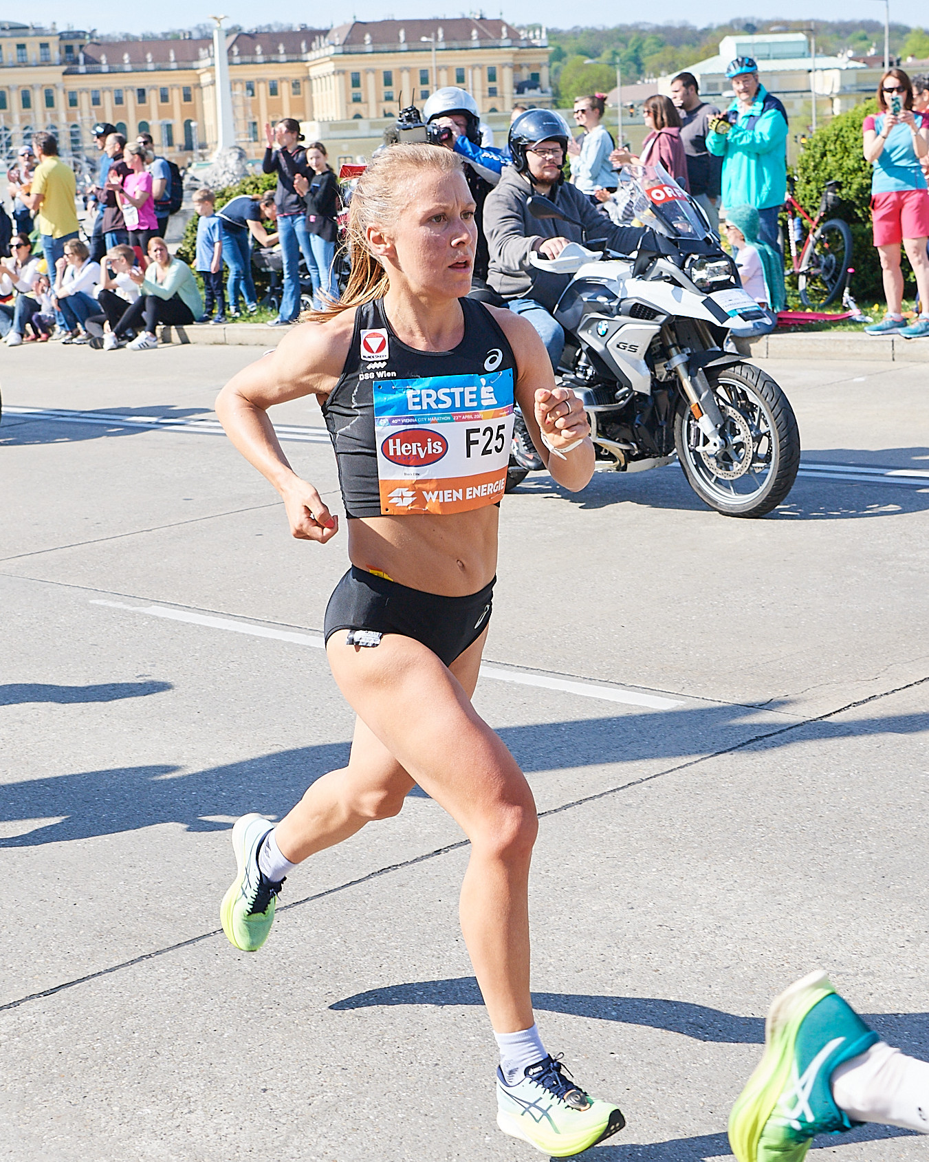 VCM / Leo Hagen - Julia Mayer beim Vienna City Marathon 2023