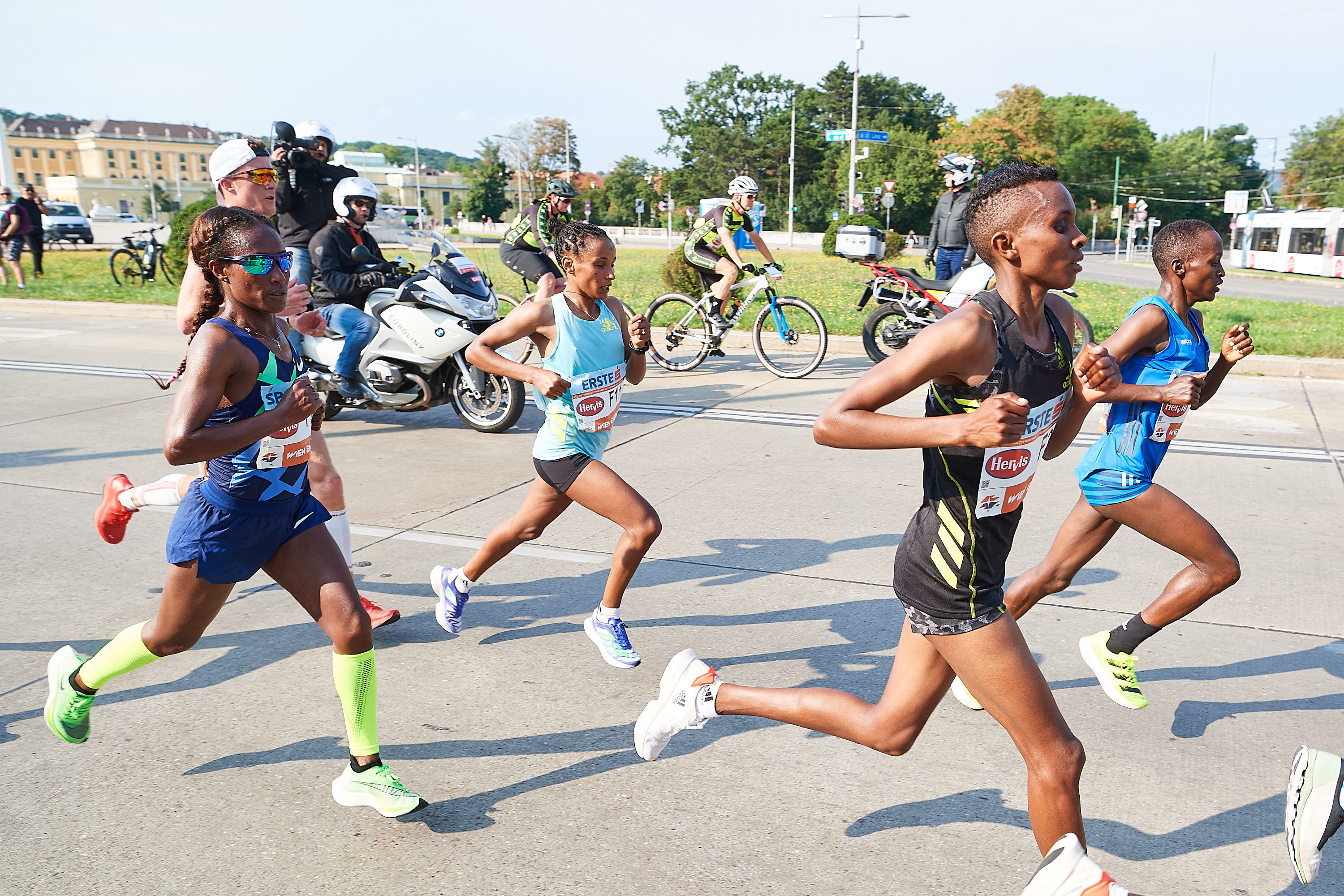 Frauenspitze beim VCM, ganz rechts die Streckenrekordhalterin Vibian Chepkirui. Bild: VCM / Leo Hagen