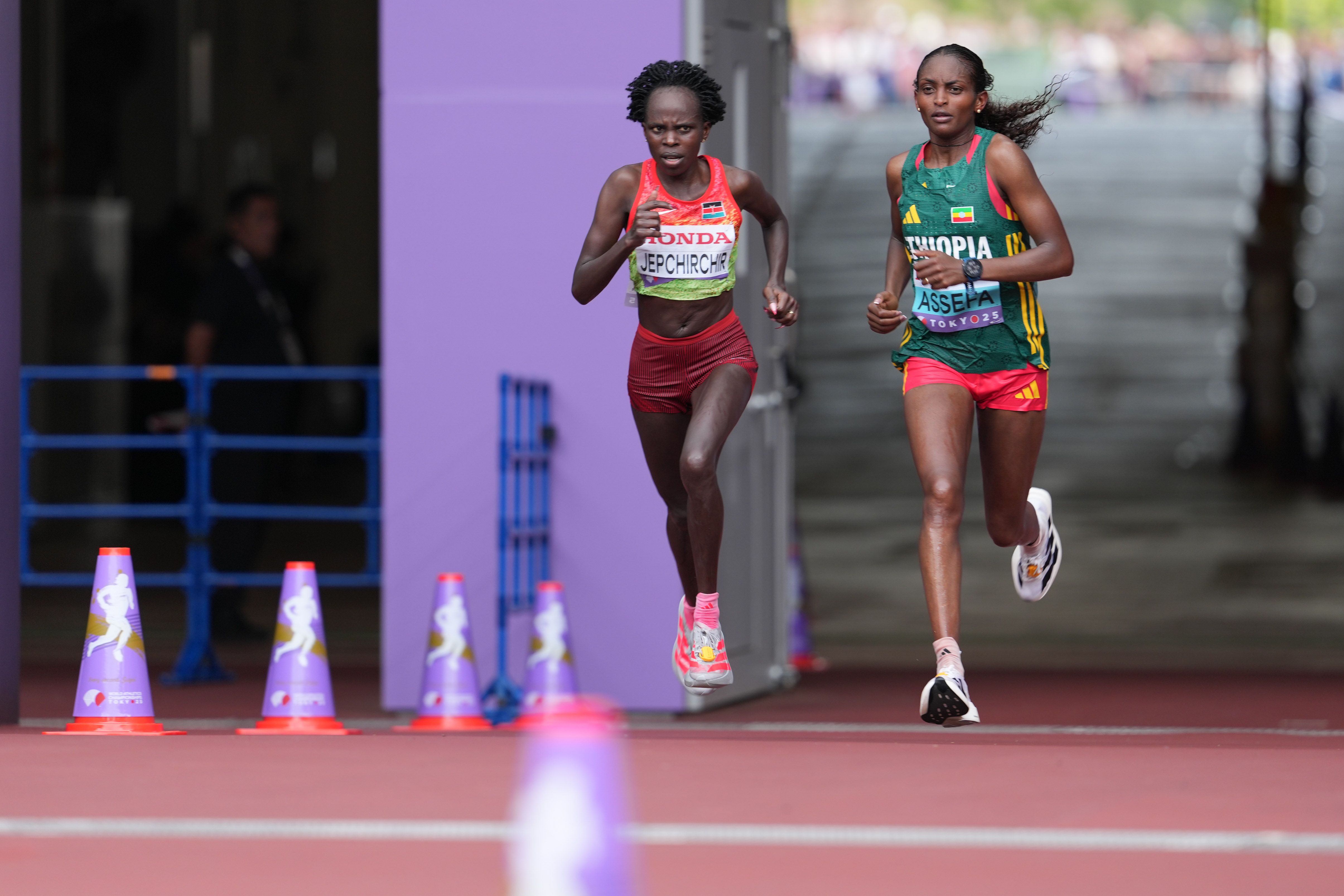 Sprintduell um den WM-Titel von Peres Jepchirchir und Tigst Assefa. Bild: World Athletics / Dan Vernon