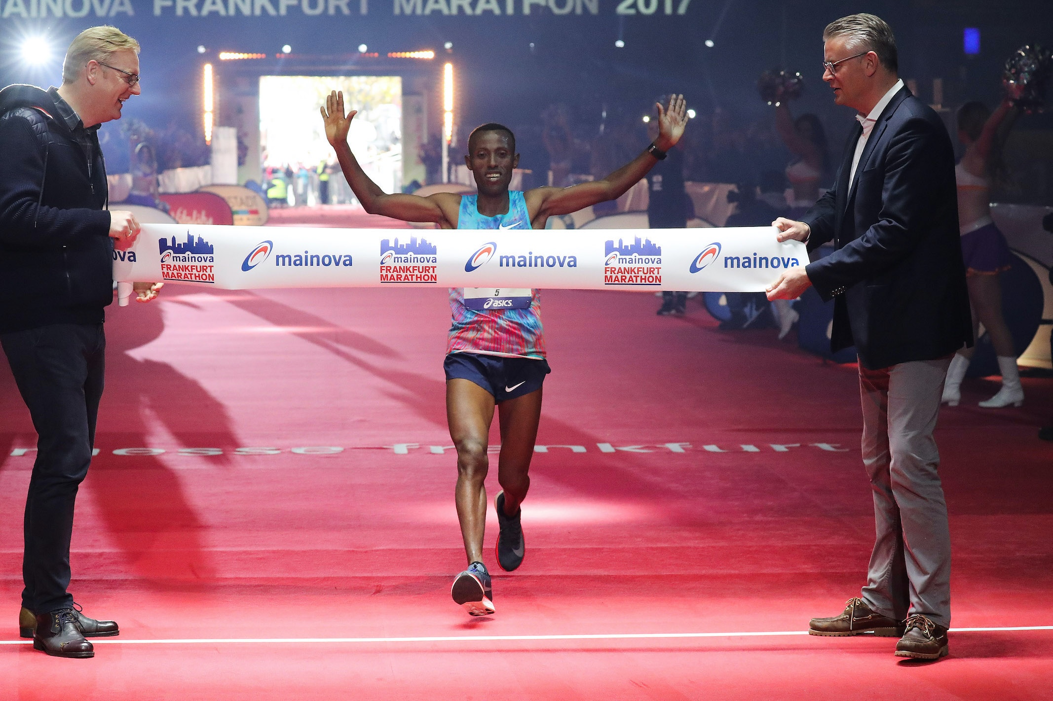 Shura Kitata, der Sieger des Mainova Frankfurt-Marathons 2017, kommt zurück. Foto: Victah Sailer
