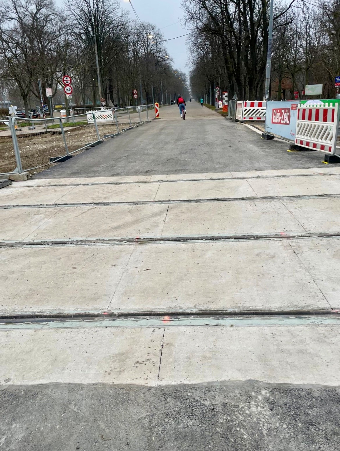 Kreuzungsbereich Meiereistraße und Prater Hauptallee mit Schienen am 4.12.2025