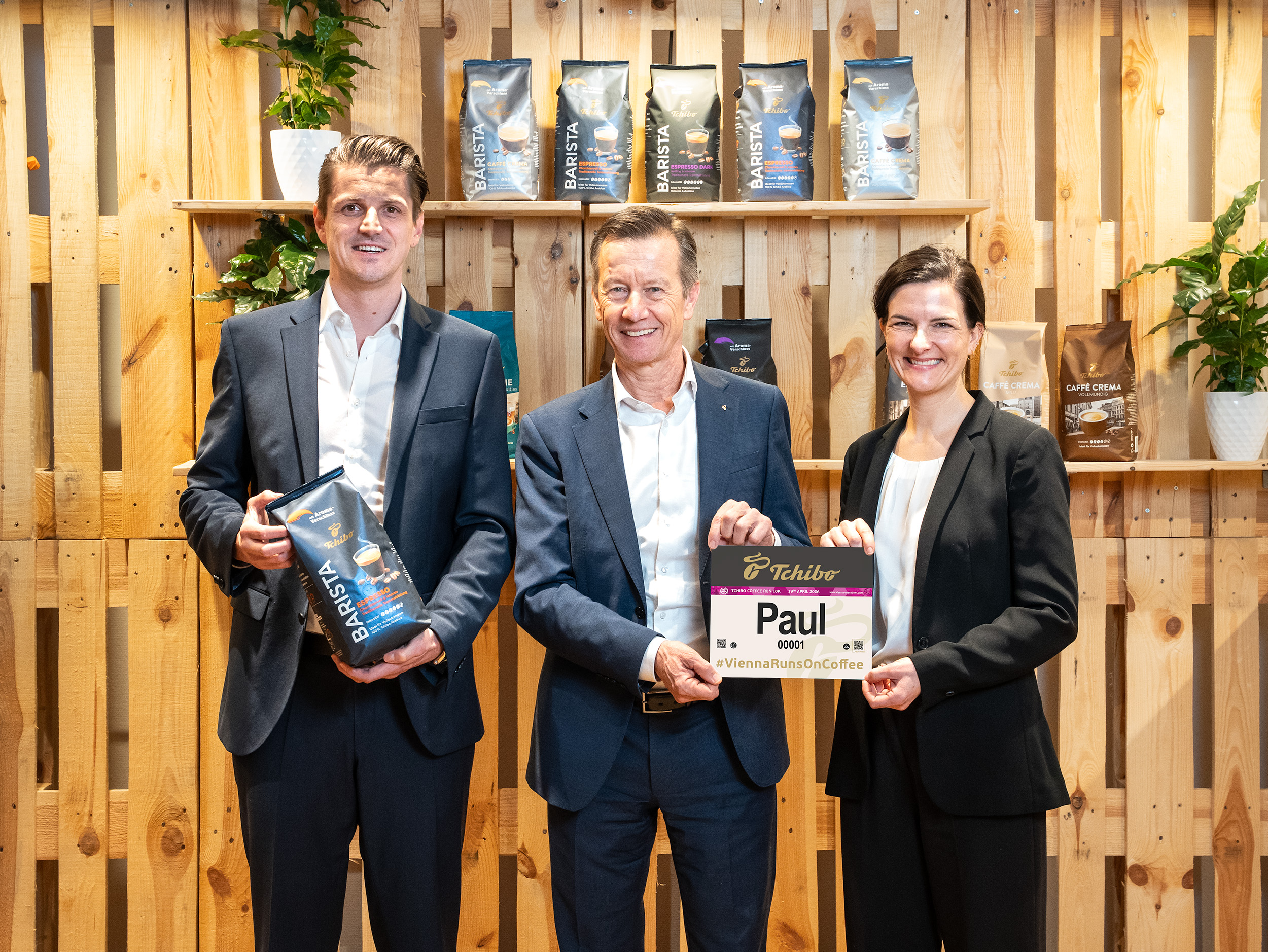 Dominik Konrad (VCM), Paul Unterluggauer (Tchibo Österreich Geschäftsführer), Kathrin Widu (VCM). Bild: Tchibo / Paul Breuss