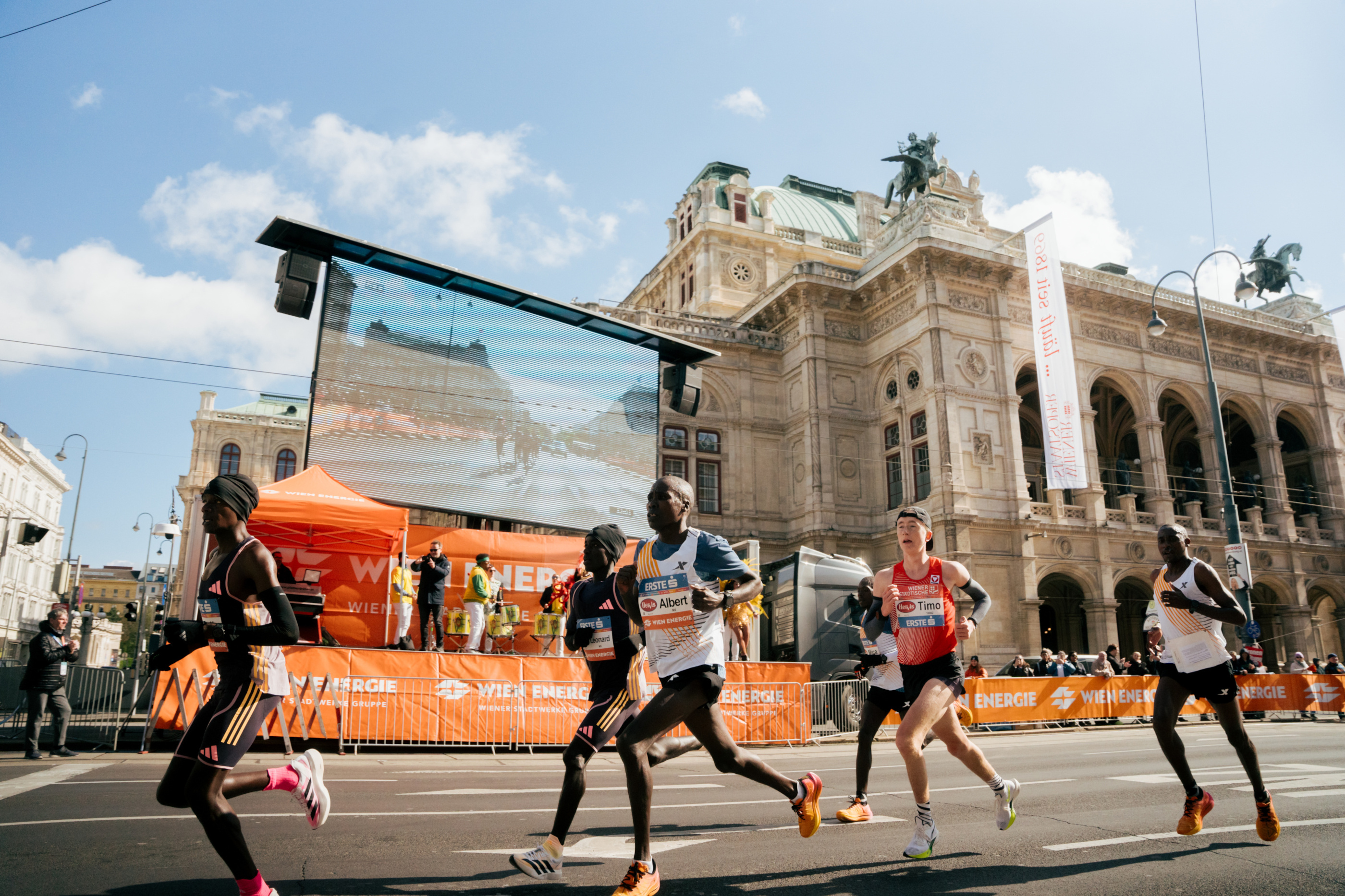 Albert Kangogo in der Spitzengruppe vor der Staatsoper. Bild: VCM / Michael Kvick