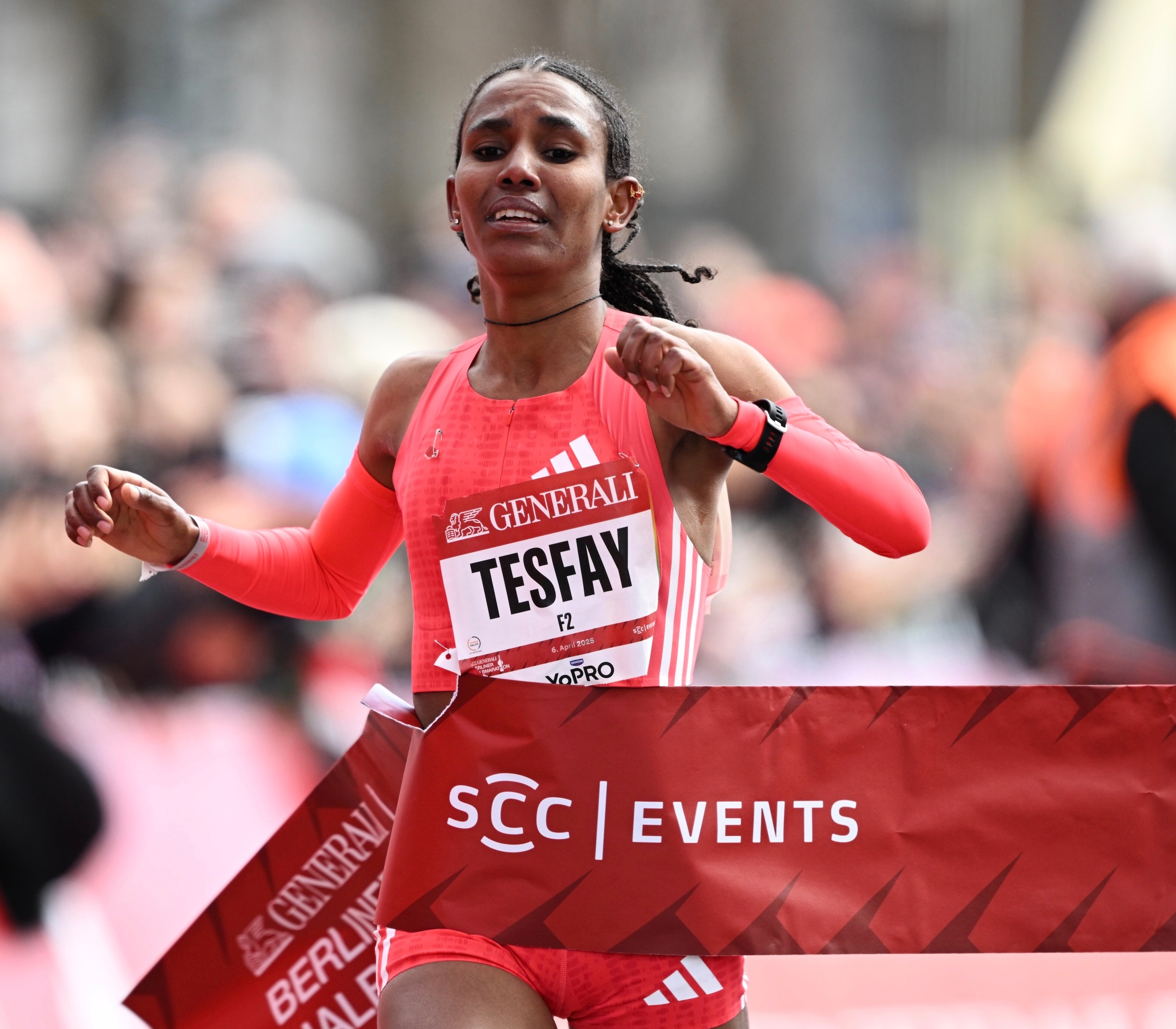 Foyten Tesfay, hier bei ihrem Sieg beim Generali Berliner Halbmarathon 2025, lief in Barcelona ein sensationelles Marathon-Debüt. Foto: SCC EVENTS / Petko Beier