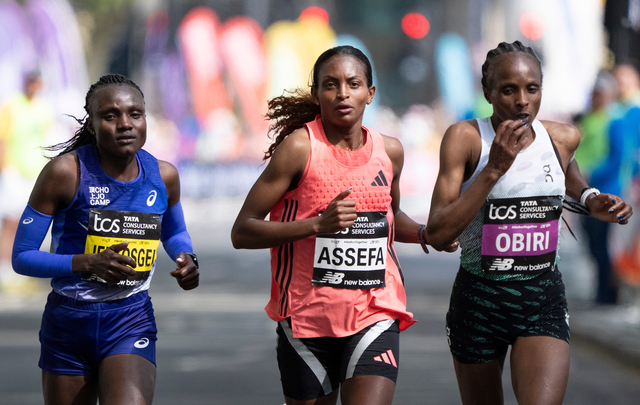 Tigst Assefa gewann in London vor Hellen Obiri und Joyciline Jepkosgei. Foto: TCS London Marathon / John Lovelock