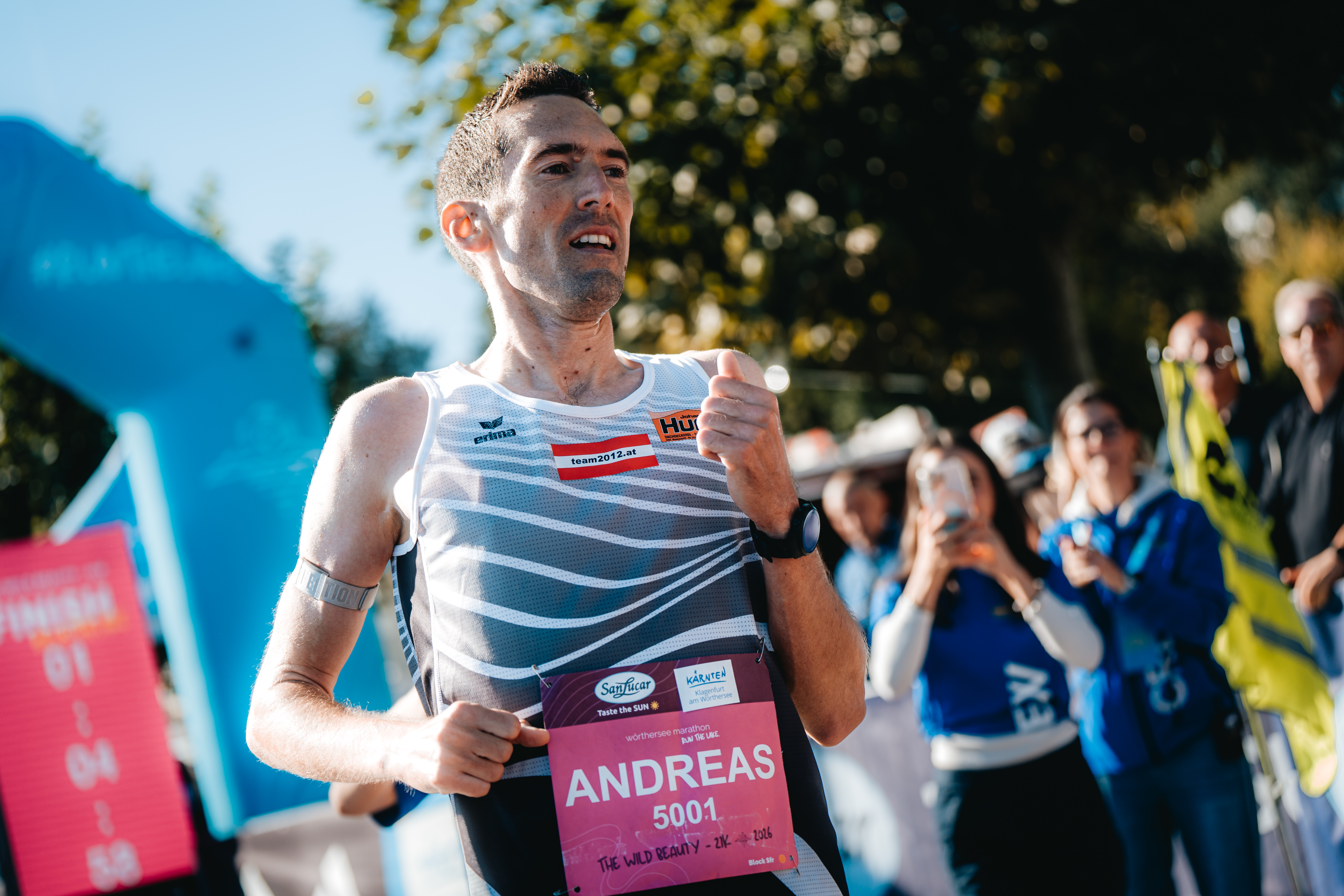 Andreas Vojta gewinnt Halbmarathon. Bild: Wörthersee Marathon / Jakob Gutschi